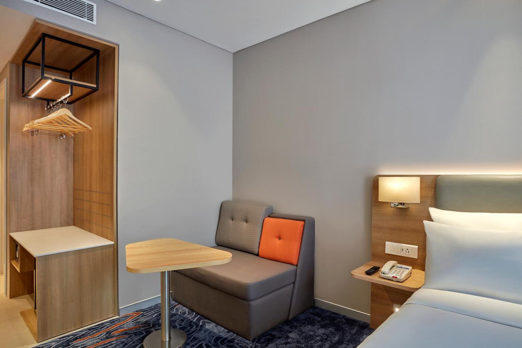 Holiday Inn Express Bengaluru Bommasandra By Ihg Kammasandra Exteriör bild