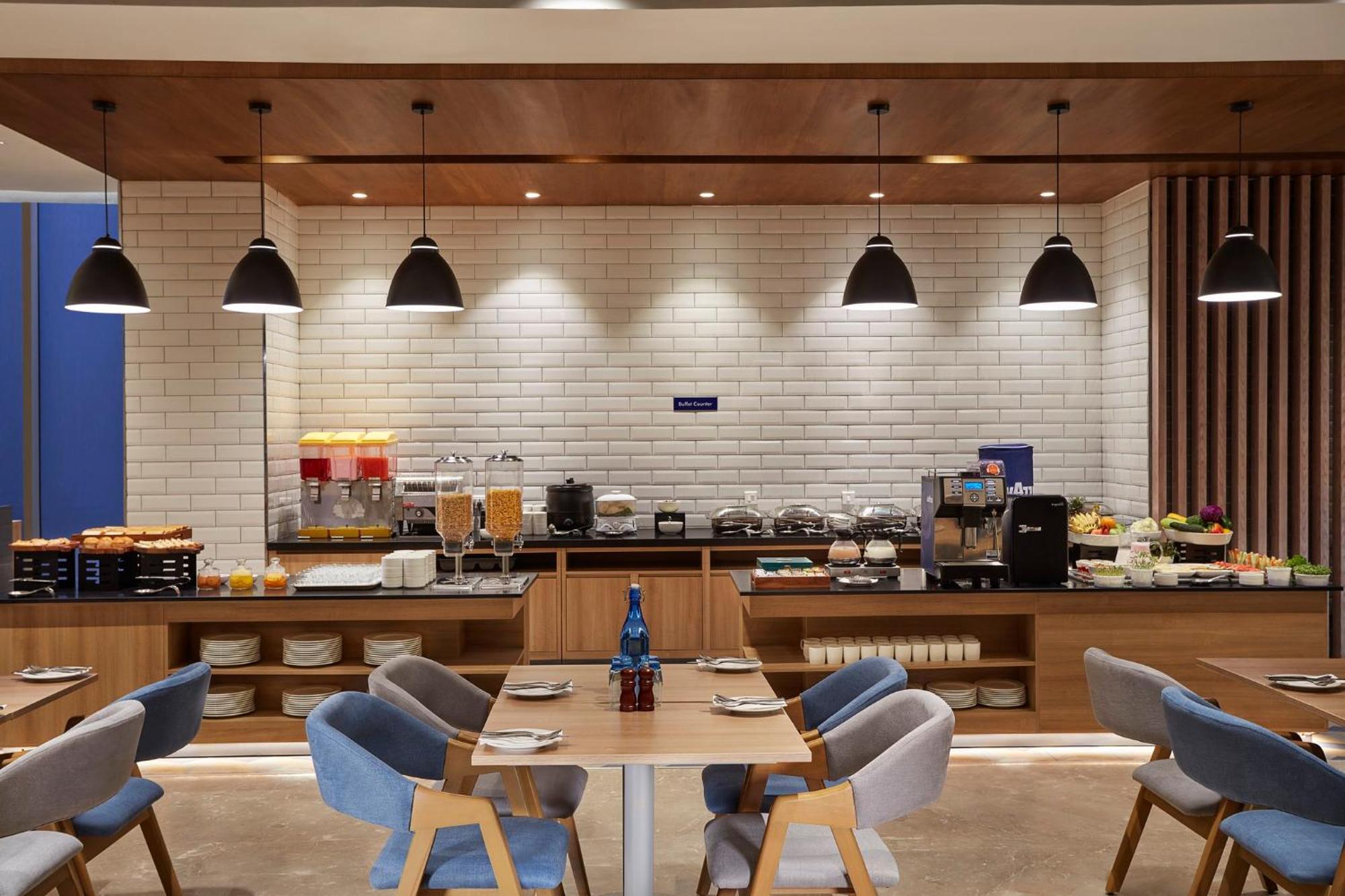 Holiday Inn Express Bengaluru Bommasandra By Ihg Kammasandra Exteriör bild