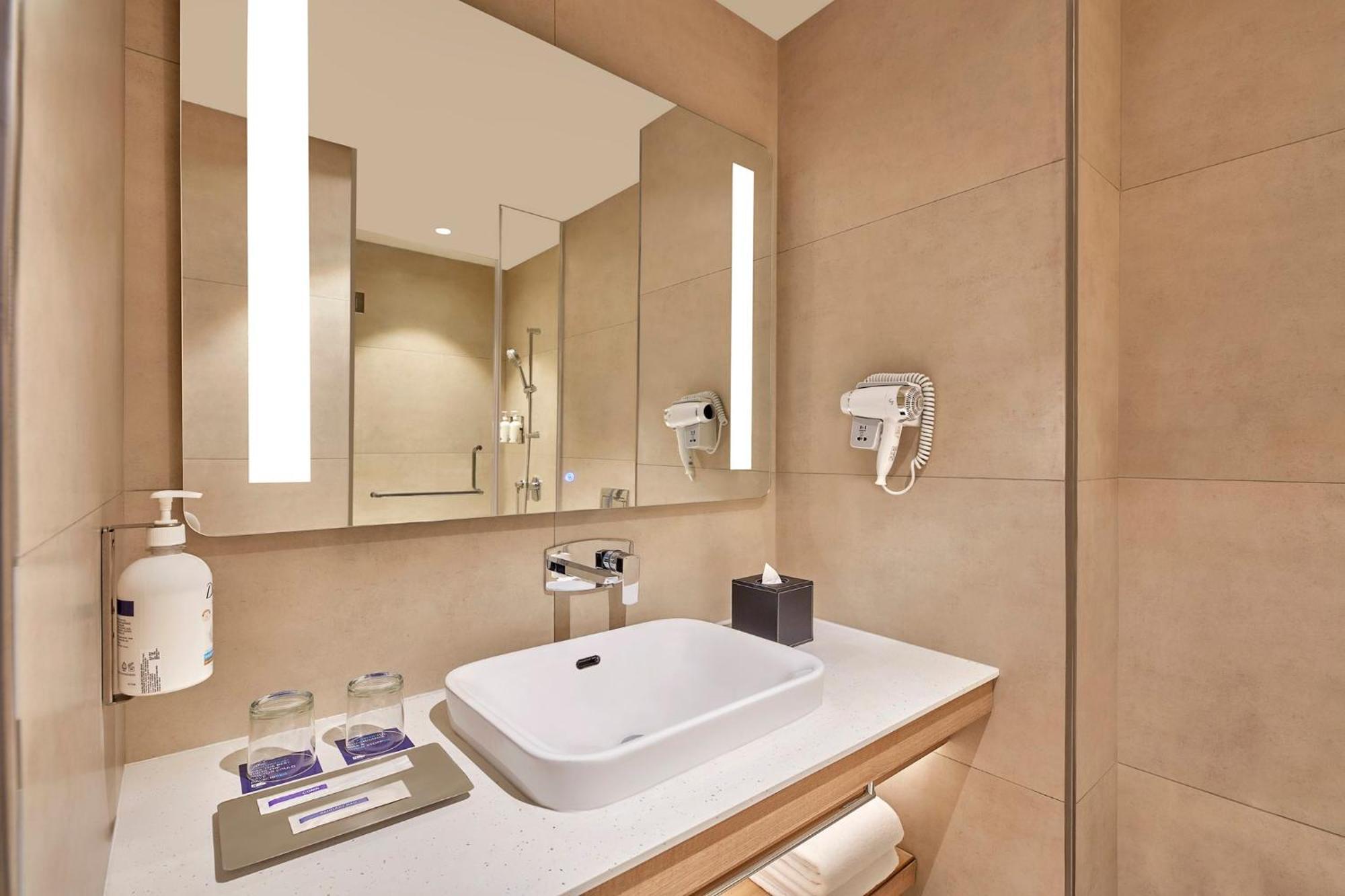 Holiday Inn Express Bengaluru Bommasandra By Ihg Kammasandra Exteriör bild