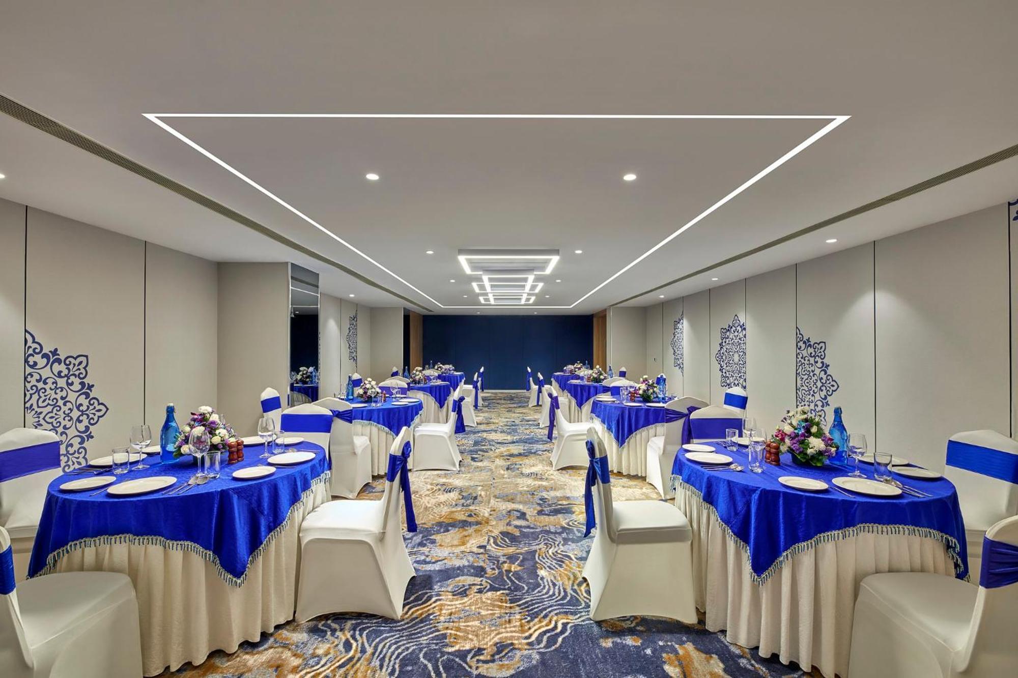 Holiday Inn Express Bengaluru Bommasandra By Ihg Kammasandra Exteriör bild